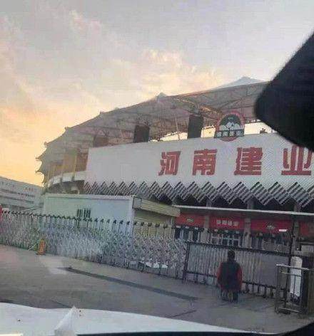 开云体育在线-建业球迷下跪抗议更名 胡葆森：养多年不能随你姓